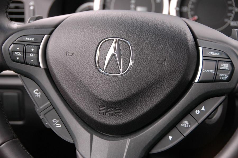 Детали интерьера Acura TSX V6 2010 года  (фото 74 из 87)